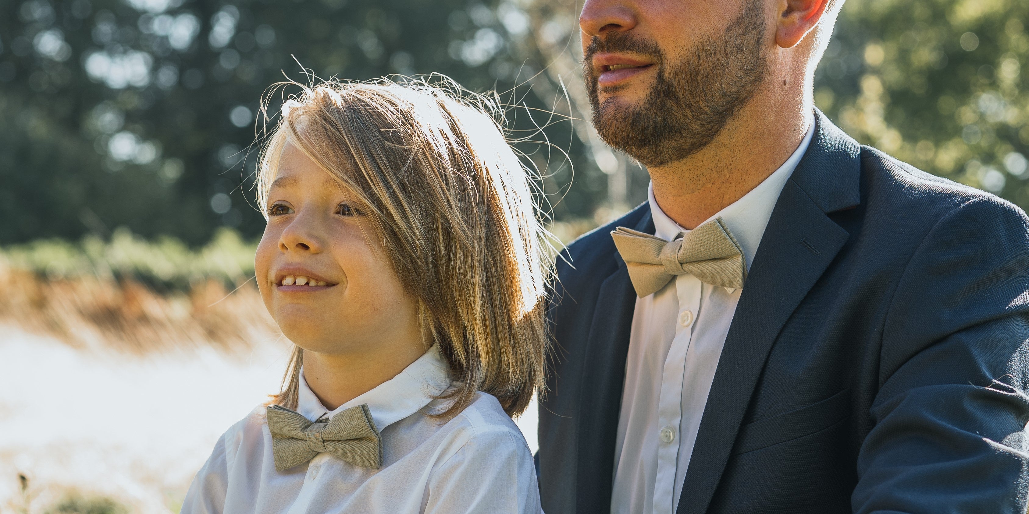 Les Accessoires de Costume pour les Mariages en Plein Air : Guide Estival Obraz