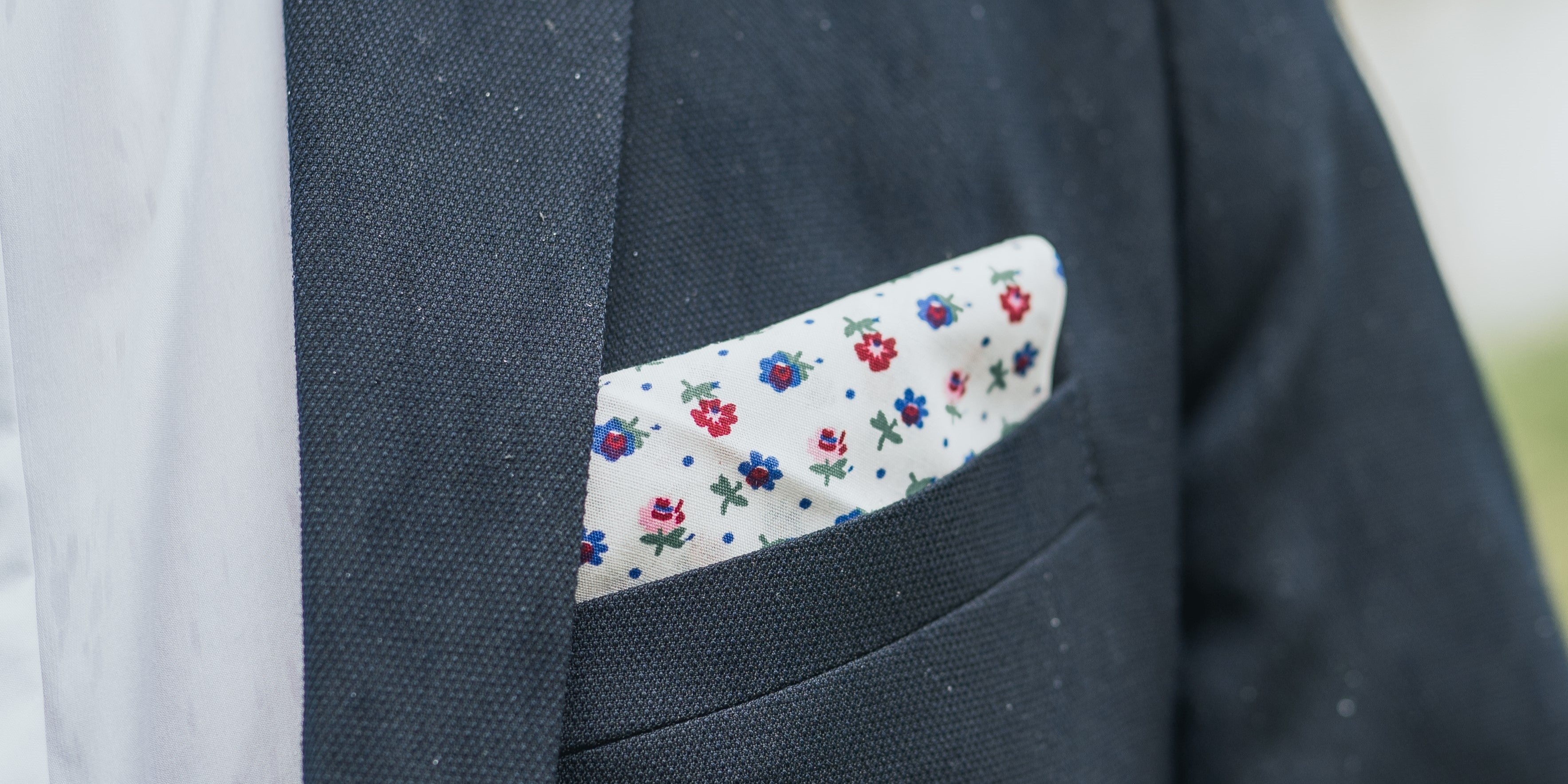 Guide complet : Comment parfaitement mettre une pochette de costume Obraz