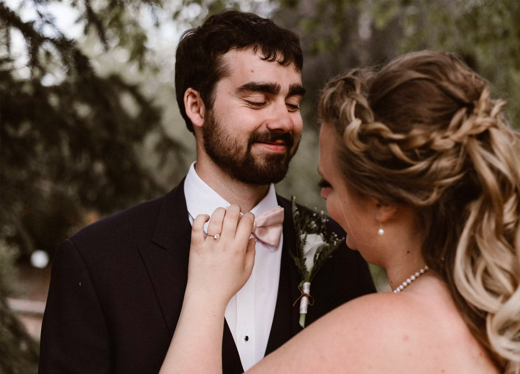 noeud papillon avec costume noir