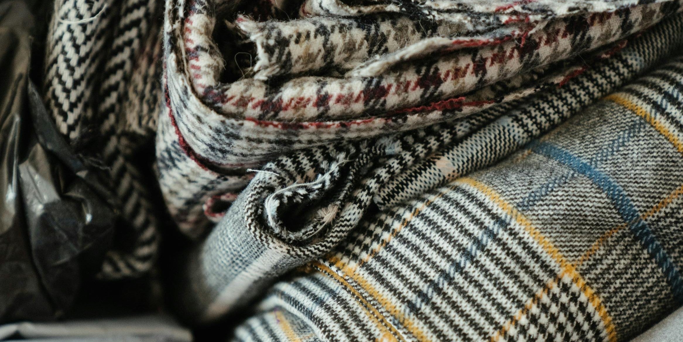 Les Motifs Tartan : Comment Porter ce Classique des Accessoires de Costume Obraz
